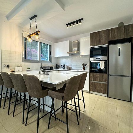 Modern 2Br Apartment With Pool, Veranda & Garden In Paphos Exterior foto
