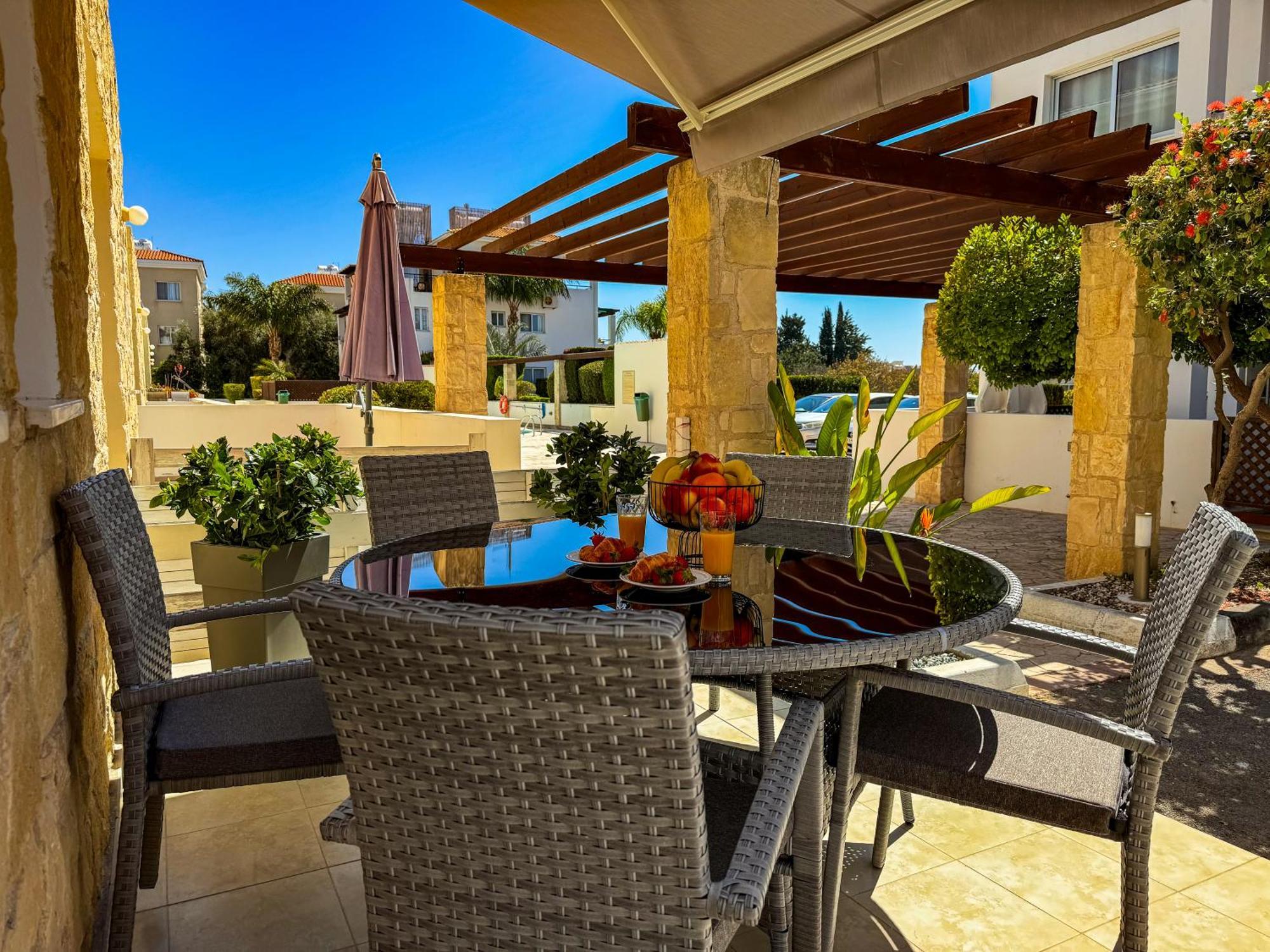 Modern 2Br Apartment With Pool, Veranda & Garden In Paphos Exterior foto