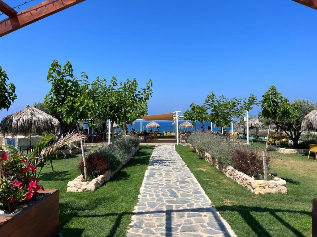 Modern 2Br Apartment With Pool, Veranda & Garden In Paphos Exterior foto