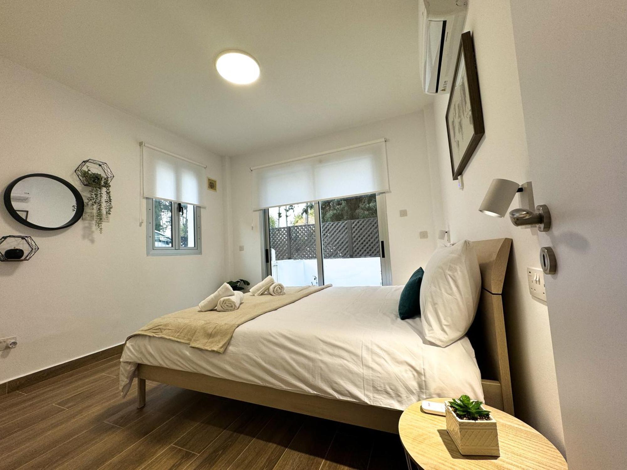 Modern 2Br Apartment With Pool, Veranda & Garden In Paphos Exterior foto