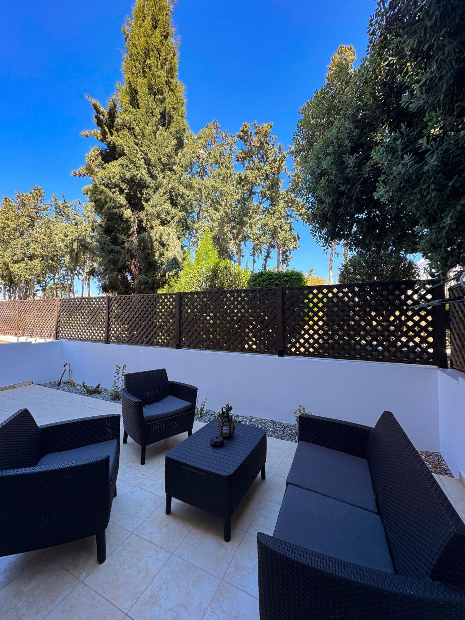 Modern 2Br Apartment With Pool, Veranda & Garden In Paphos Exterior foto